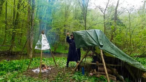 一人一狗3天户外露营 本集可以看到 弓钻取火 三角帐篷