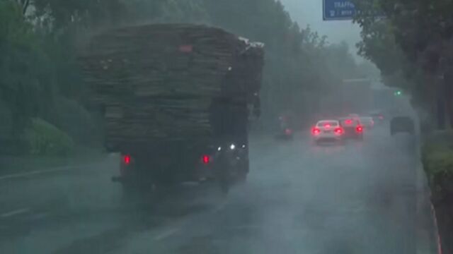 安徽合肥暴雨来袭,白昼如夜