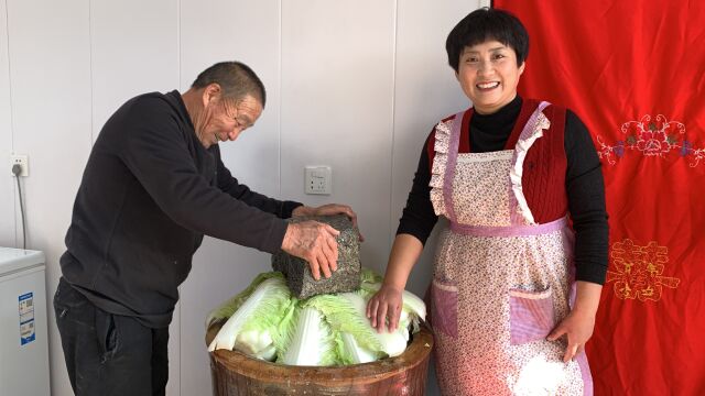 农村大缸腌酸菜的详细做法,只需2步,酸菜脆嫩,一点也不烂