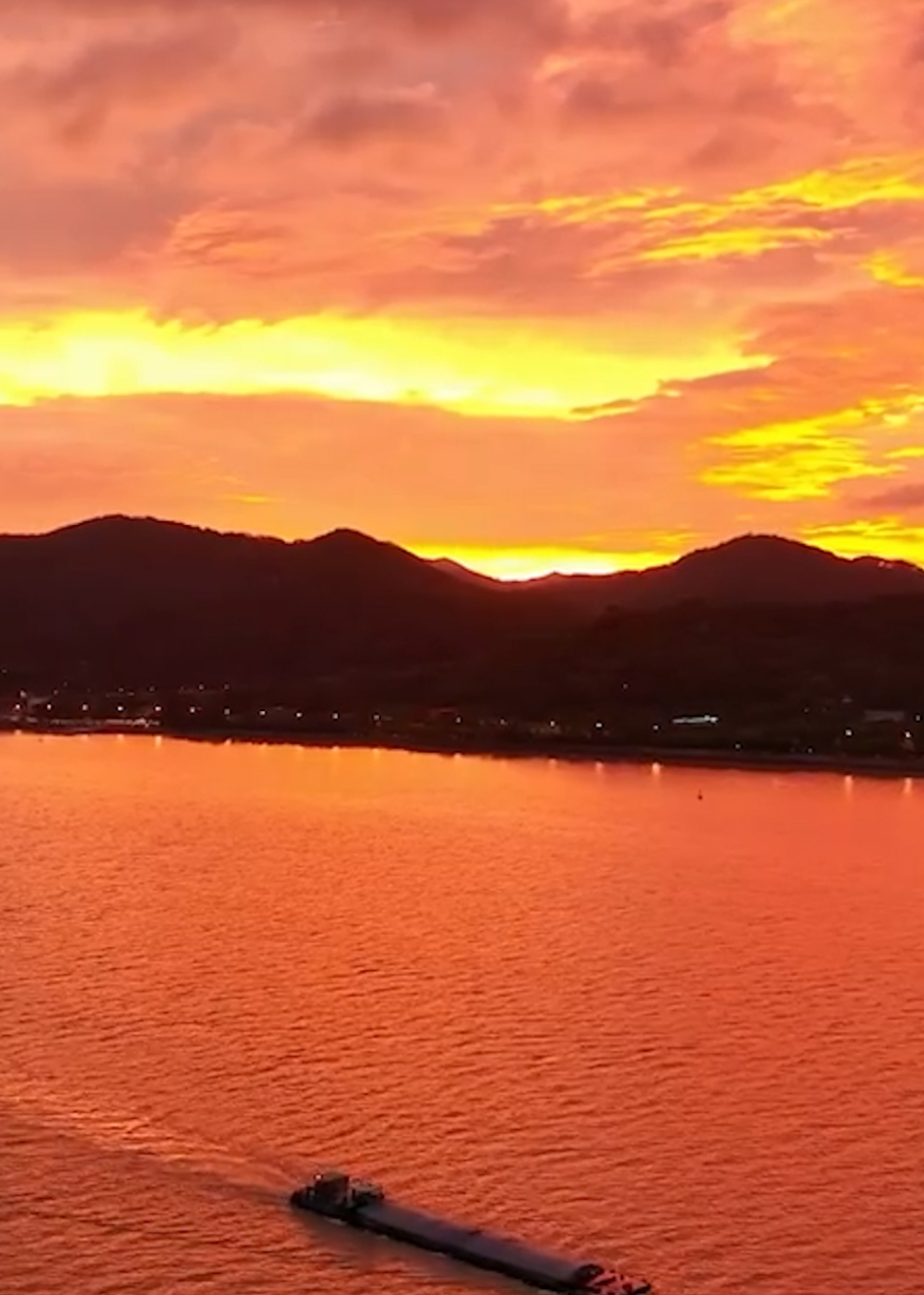 颜值爆表台风前多地天空上演绝美大片