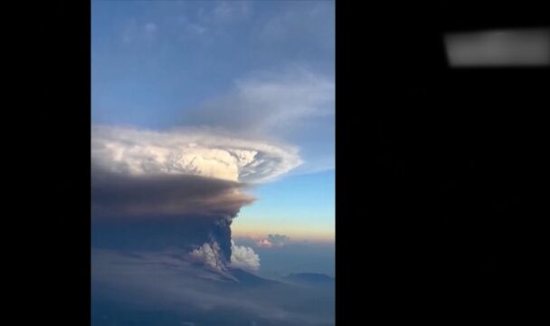 巴布亚新几内亚一火山喷发,火山灰直冲高空