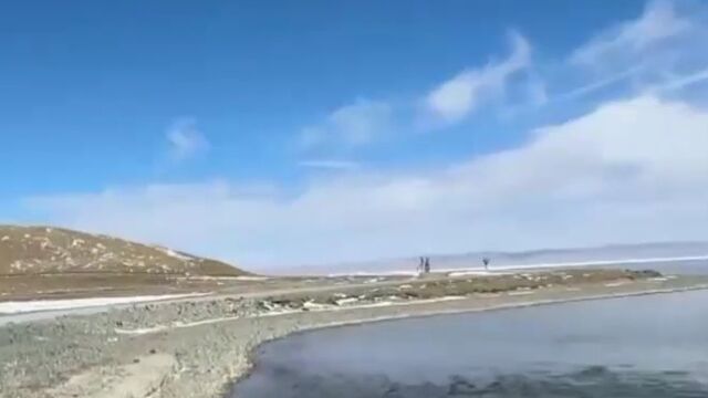 来到扎陵湖与黄河交汇之地,水面汹涌,四周景色宜人