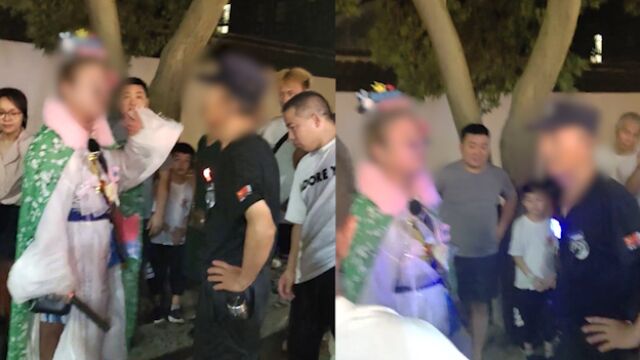 男子疑因穿奇装异服在景区拍照被安保劝阻,工作人员:无此规定,但曾接到过此类游客投诉