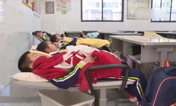 福建泉州:课桌椅依身高定制,学生午休“躺睡自由”