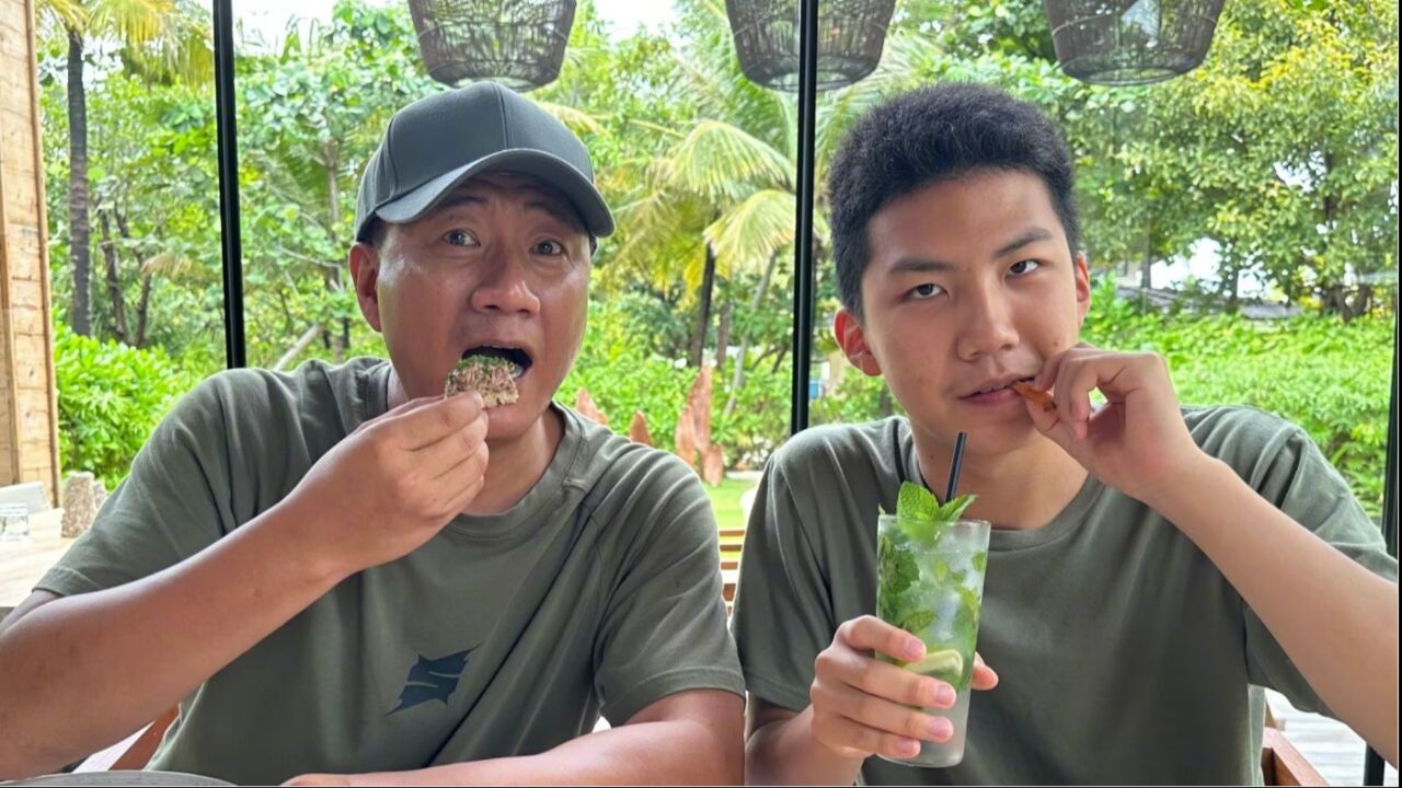 胡军分享旅行照,妻子女儿像复制粘贴,14岁康康身高猛长愈发成熟