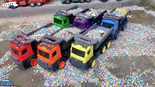 6辆彩色的大卡车装满了彩色石子，石子下有很多小车子，真有趣 #工程车玩具 #玩具汽车 #儿童玩具视频