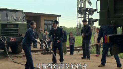 沸腾人生：汽车在铁路上抛锚，关键时刻艾长安克服障碍救下物资车