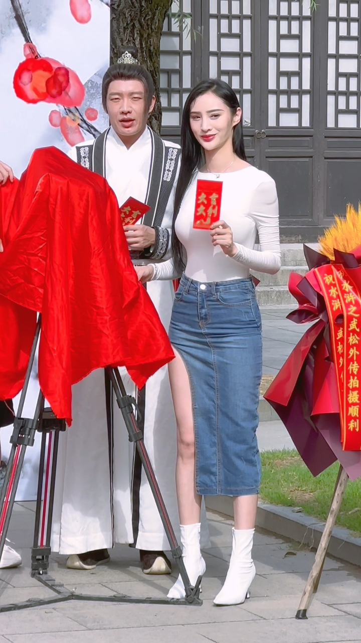 水浒之武松外传 开机,武松和潘金莲的饰演者揭开机红布 #王哗 #吴春怡