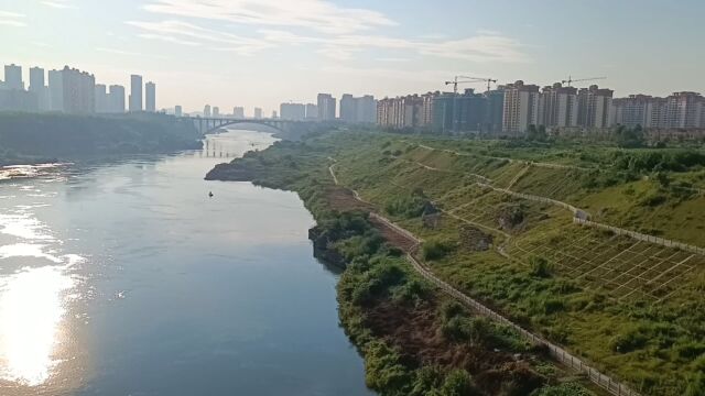 南方大河红水河的日出景象,晨曦中的来宾城江景