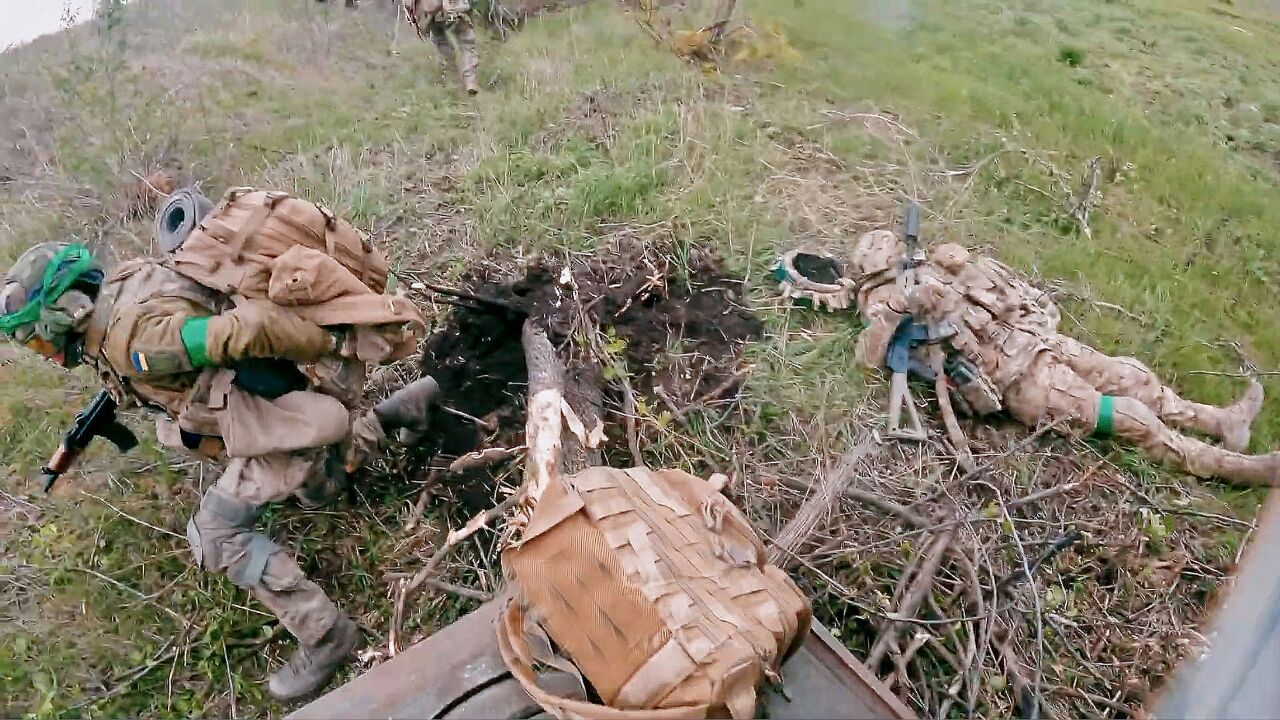 俄乌战场第一视角：乌步兵冲入俄阵地，面对面厮杀，太惨烈了！_高清