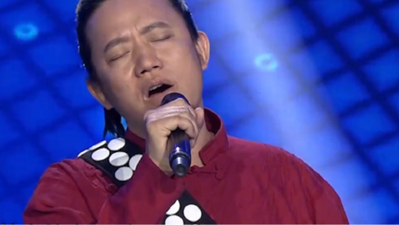 奥杰阿格用柔和的嗓音演唱《水西谣》让人感受到民谣的力量