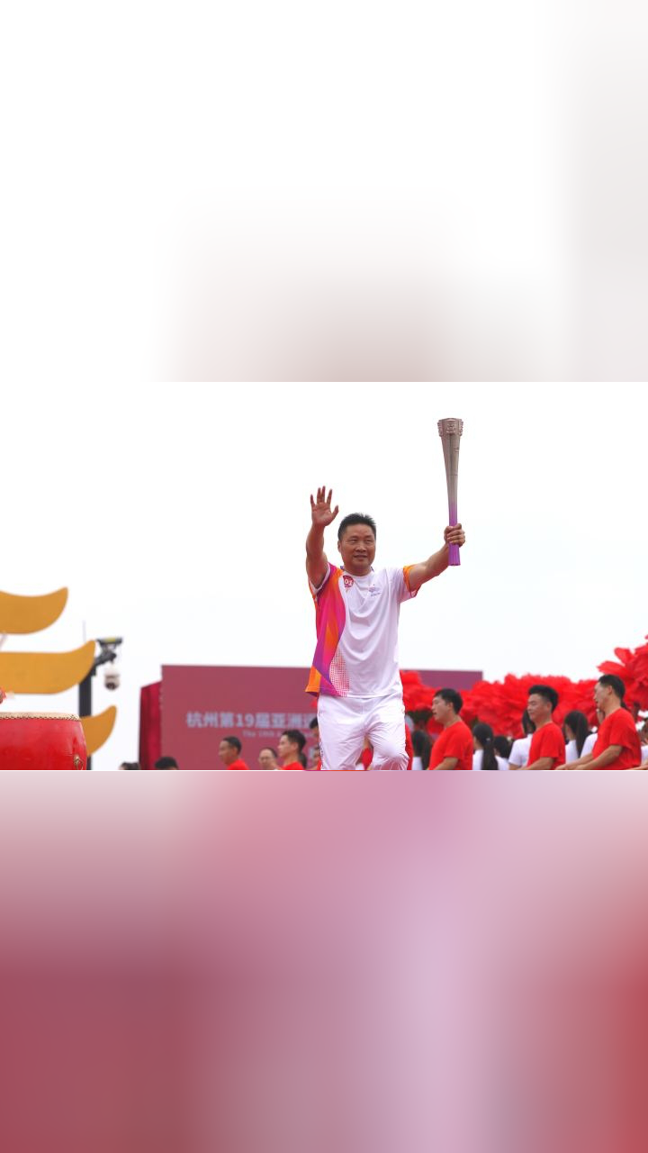 亚运火炬传递金华站开跑奥运冠军孟关良跑出第一棒