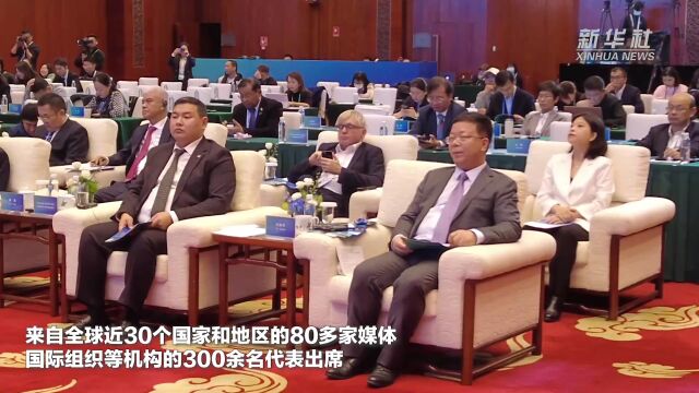 第五届世界媒体峰会参会代表参访云南中医药“老字号”