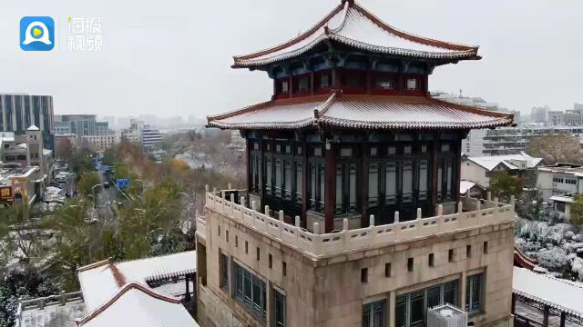 半河皑皑半河泉 航拍大雪后的济南护城河