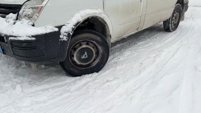 衡水连着两天下大雪,公司提前一小时下班,坐公交车回家不敢开车