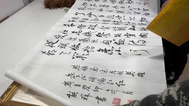 在师父那讨要一副字画,花260裱起来,挂墙上就很值钱的样子!