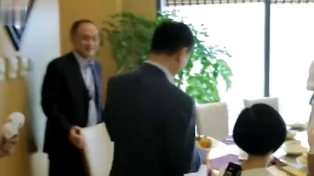 王健林再卖一线城市万达广场,上演断臂求生,企业家的社会责任感