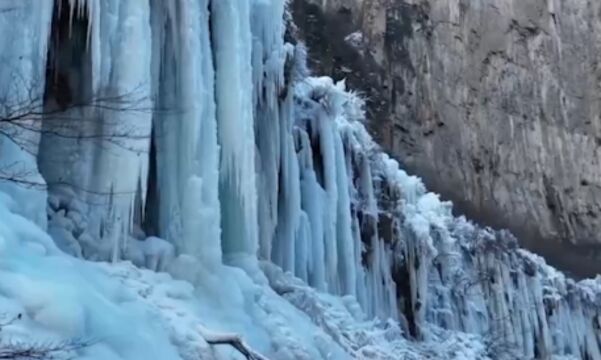 山西平顺,冰柱连片悬崖壁,太行美景醉寒冬