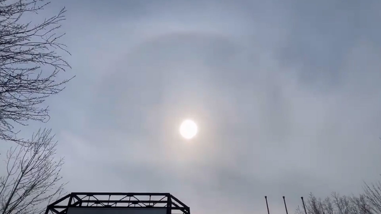 北京天空现罕见的日晕景观太阳自带光环仿佛换上新装
