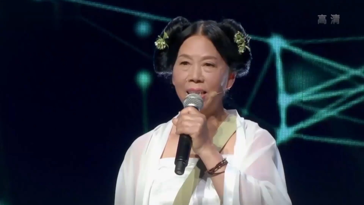 "星女郎"张美娥跨界歌坛,献唱一首《月亮之上》,开口让人笑喷