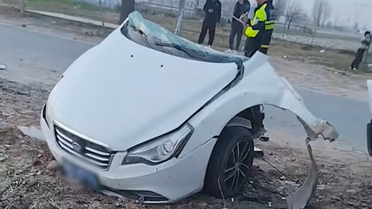 开封通许一小车撞上电线杆断成两截