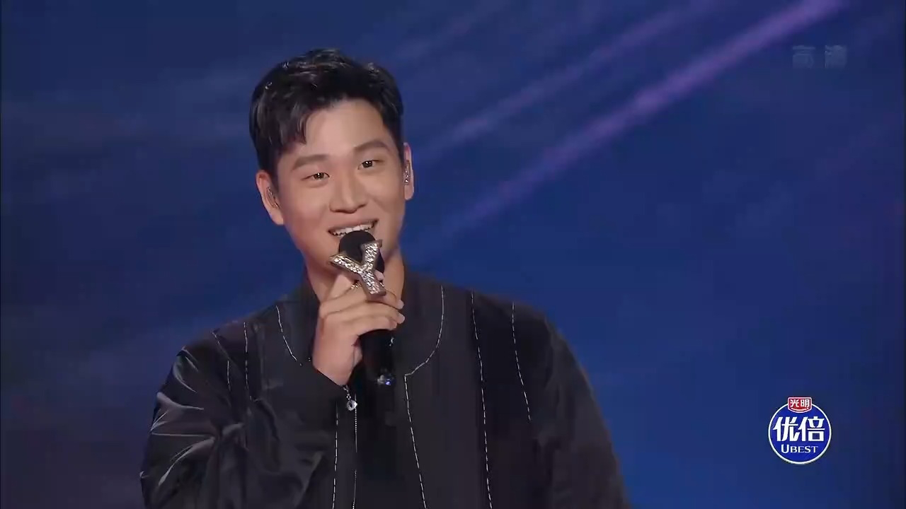 周兴哲练习唱粤语歌,纸上标满注音,别人都看不懂