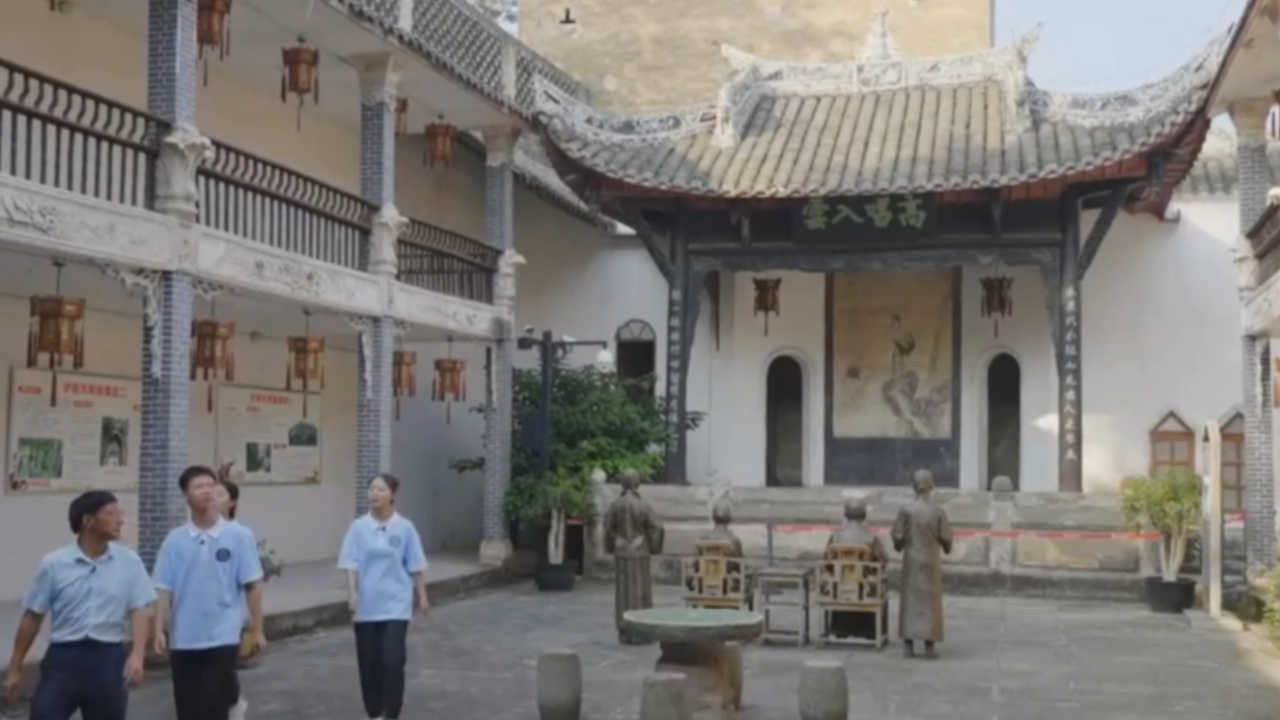 同学们看着极具欧式风格的戏楼,猜测屈氏庄园主人,一定非同一般