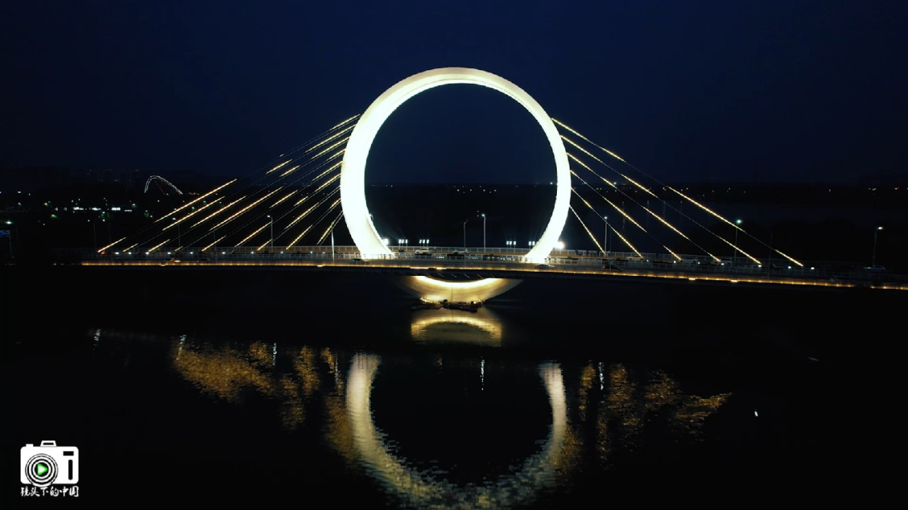 郑州蝶湖公园夜景的灯光交织成一幅美丽的画卷,给人以