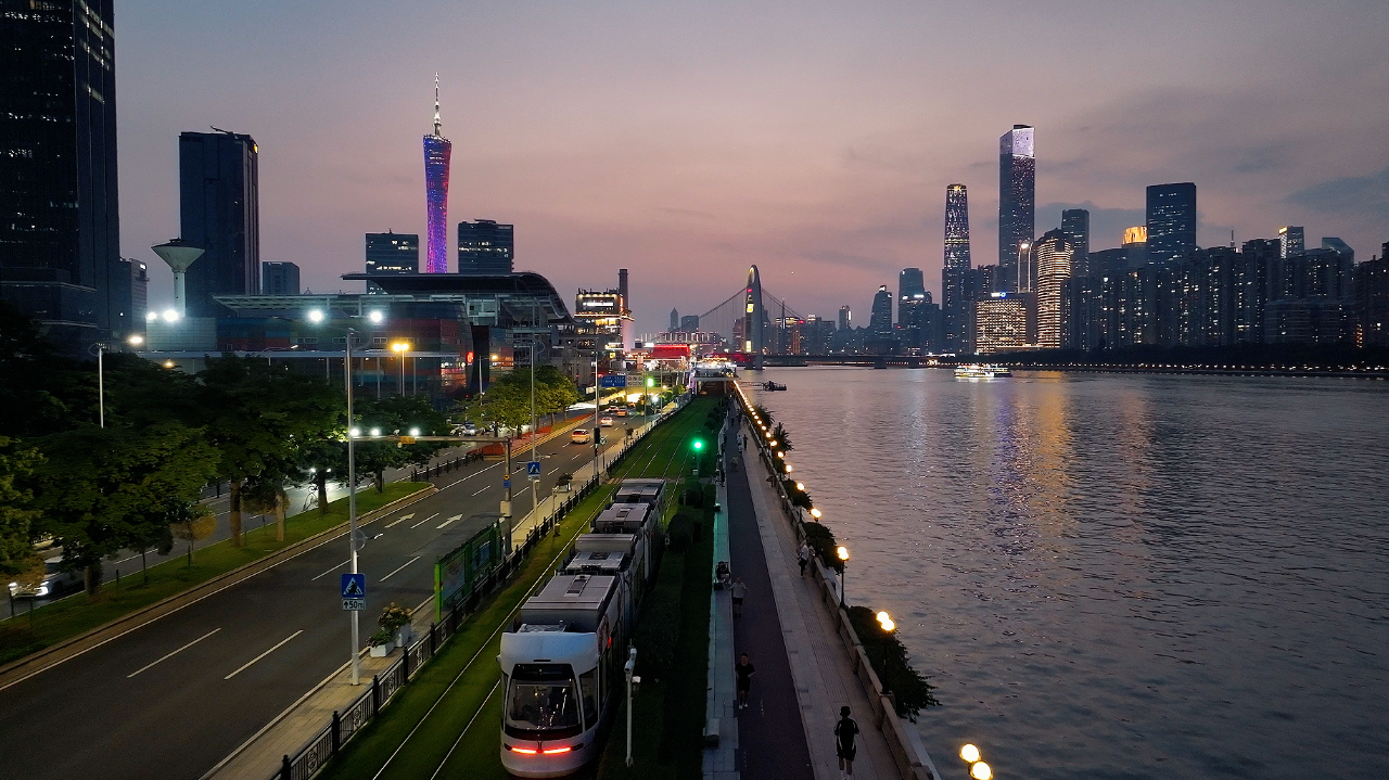 雨过天晴又见广州绝美夜景,梦幻光影下电车穿城而过