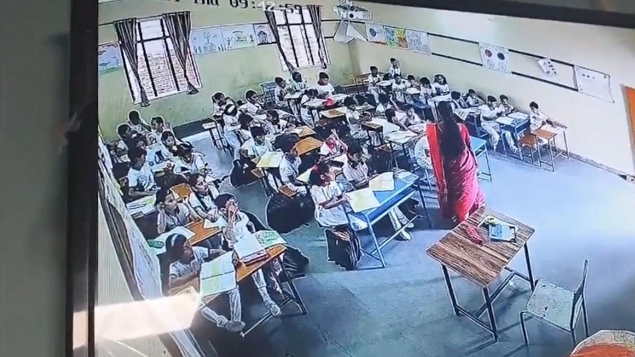 印度一教室内吊扇突然坠落砸伤学生 监控拍下惊险瞬间