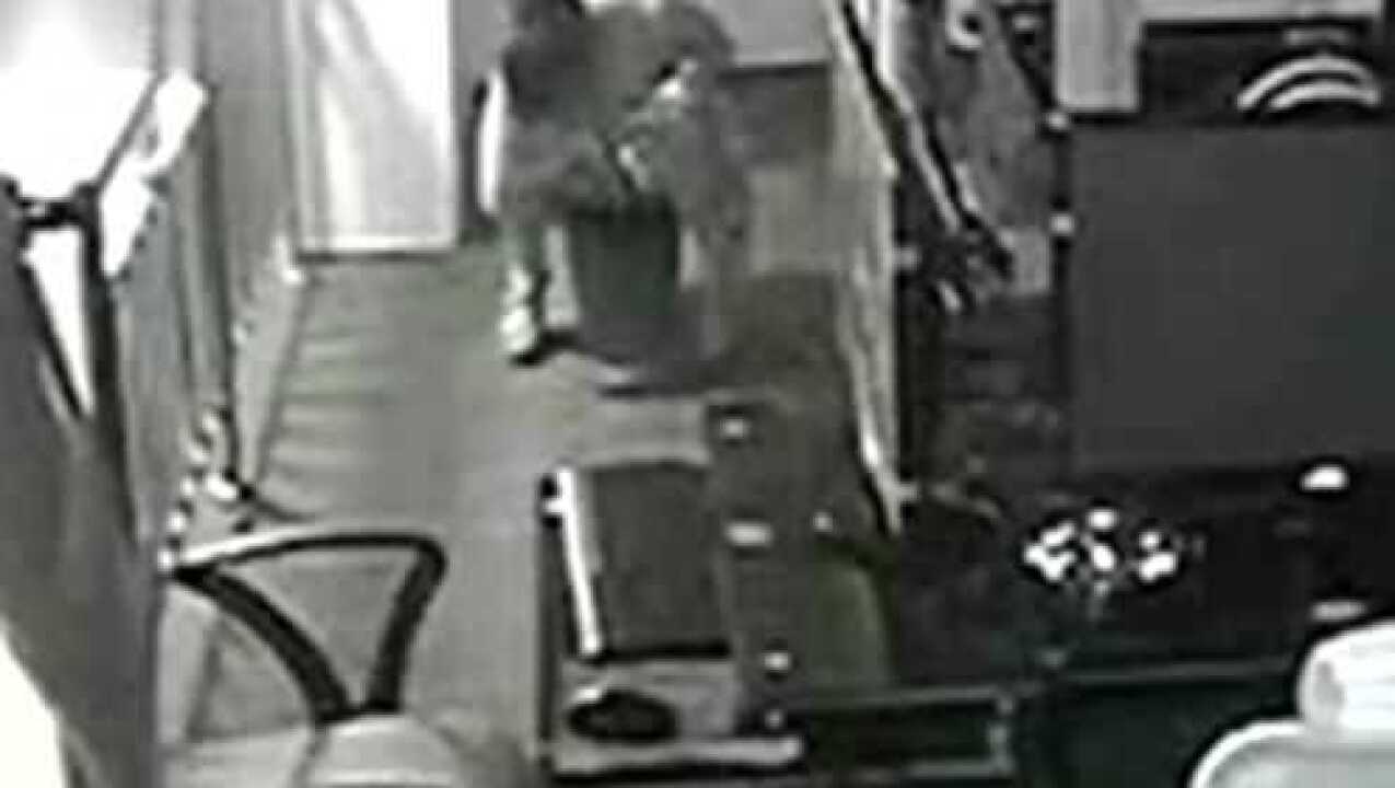 监控拍下女子尿急在网吧当众小便全过程_腾讯视频