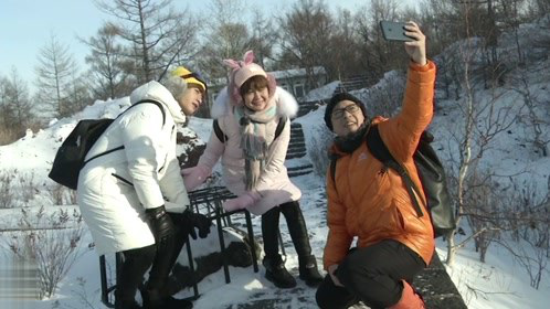 团员为泡温泉 拼命参加冰雪的游戏