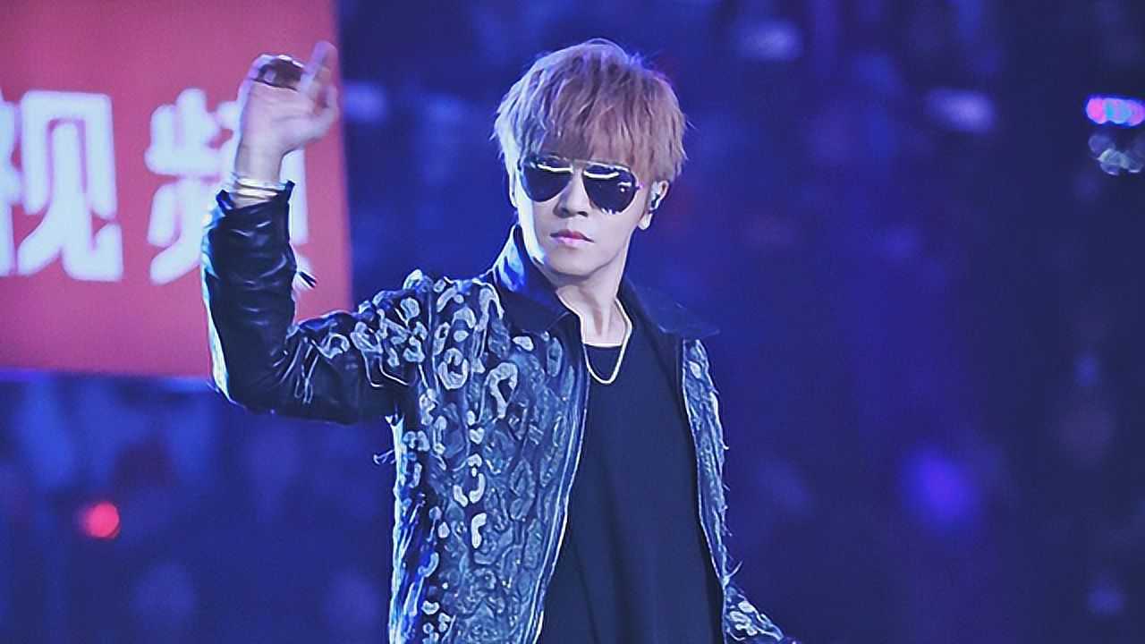 跨年演唱会罗志祥戴墨镜炫酷出场卖力唱跳迷妹已疯