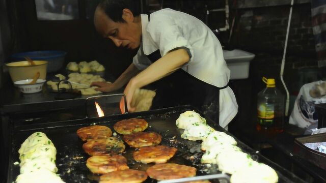 阿大葱油饼排队两小时也值得!猪板油和小香葱的天作之合