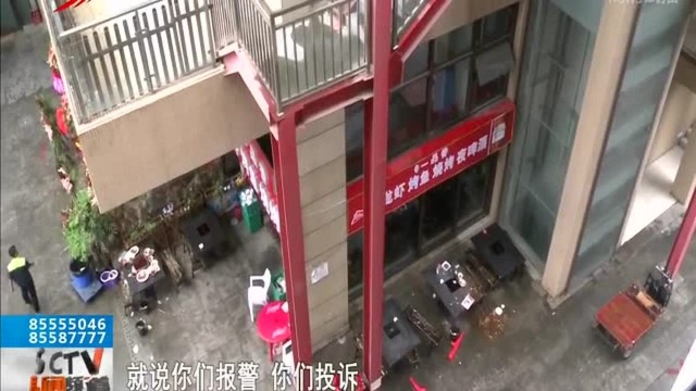 楼上的玻璃裂成“渔网” 大家找上了小龙虾店