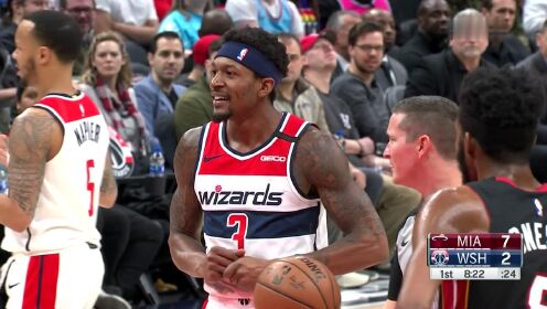 《NBA全场集锦》联手反击！ 八村垒助攻比尔单臂怒扣还有加罚