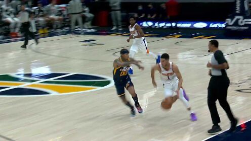 《NBA全场集锦》布克突破过人 双手暴扣石破天惊