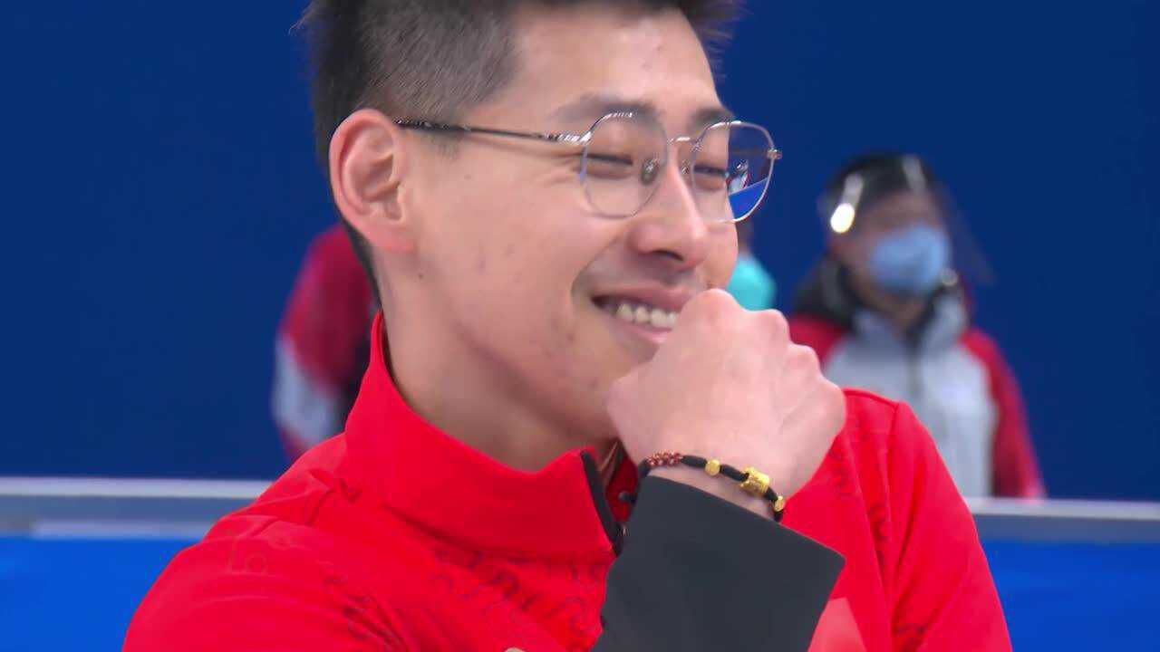 凌智一笑胜负知道,撞脸柯南名场面,冰壶男神喜提表情包!