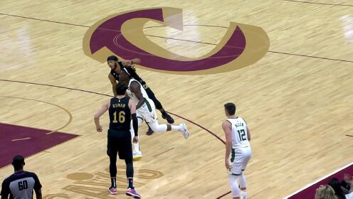 《NBA骑士》身如游鱼连过两人 霍乐迪变相突破拉杆行云流水