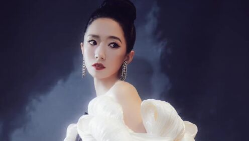 孟美岐复古黑裙造型魅力无限