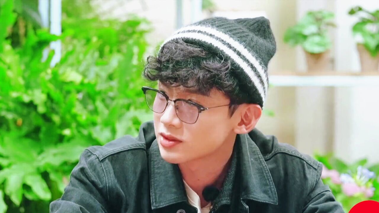 杨超越给白敬亭发好人卡,白哥心酸了