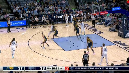 《NBA全场集锦》闪转腾挪晃晕对手 罗迪潇洒转身大踏步上篮