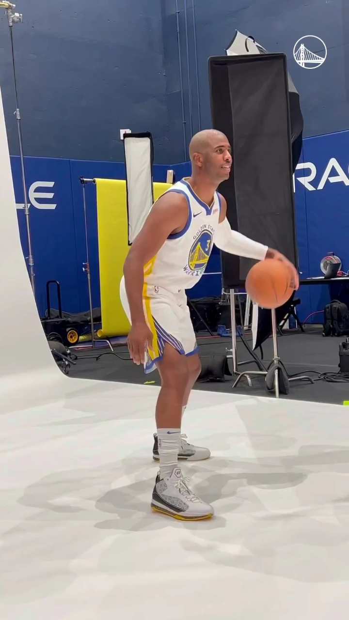 保罗身着勇士3号球衣拍摄定妆照