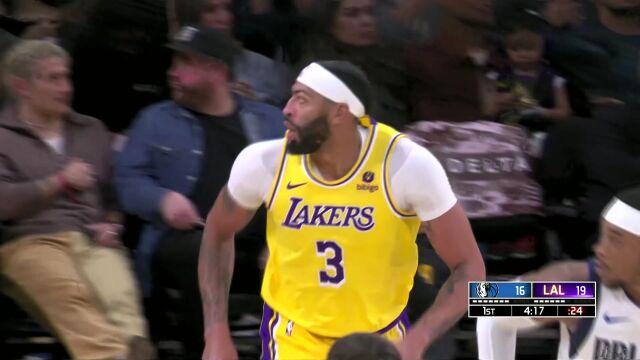 篮下的无解杀招 戴维斯在独行侠内线一柱擎天频繁暴扣