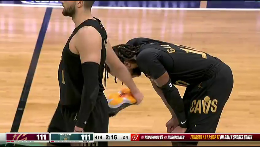 不服输!加兰扭到脚踝一瘸一拐但坚持比赛