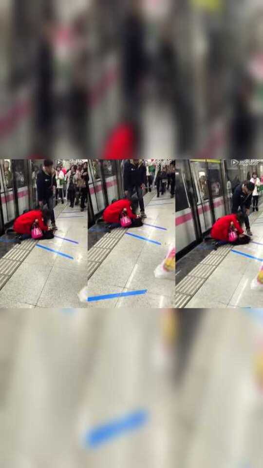 实拍武汉地铁上两女子倒地厮打