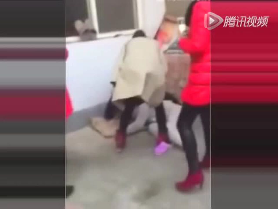实拍原配率姐妹“扒衣”暴打小三_高清