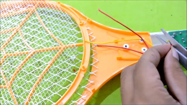 手工diy,用废弃电蚊拍制作一个电击小玩具