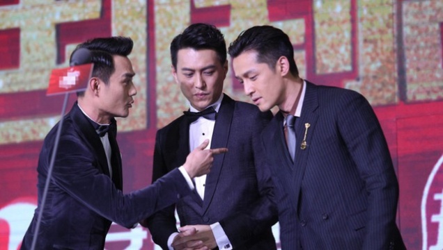 靳东王凯胡歌同台画风太美三人同台一出场网友喊破嗓子