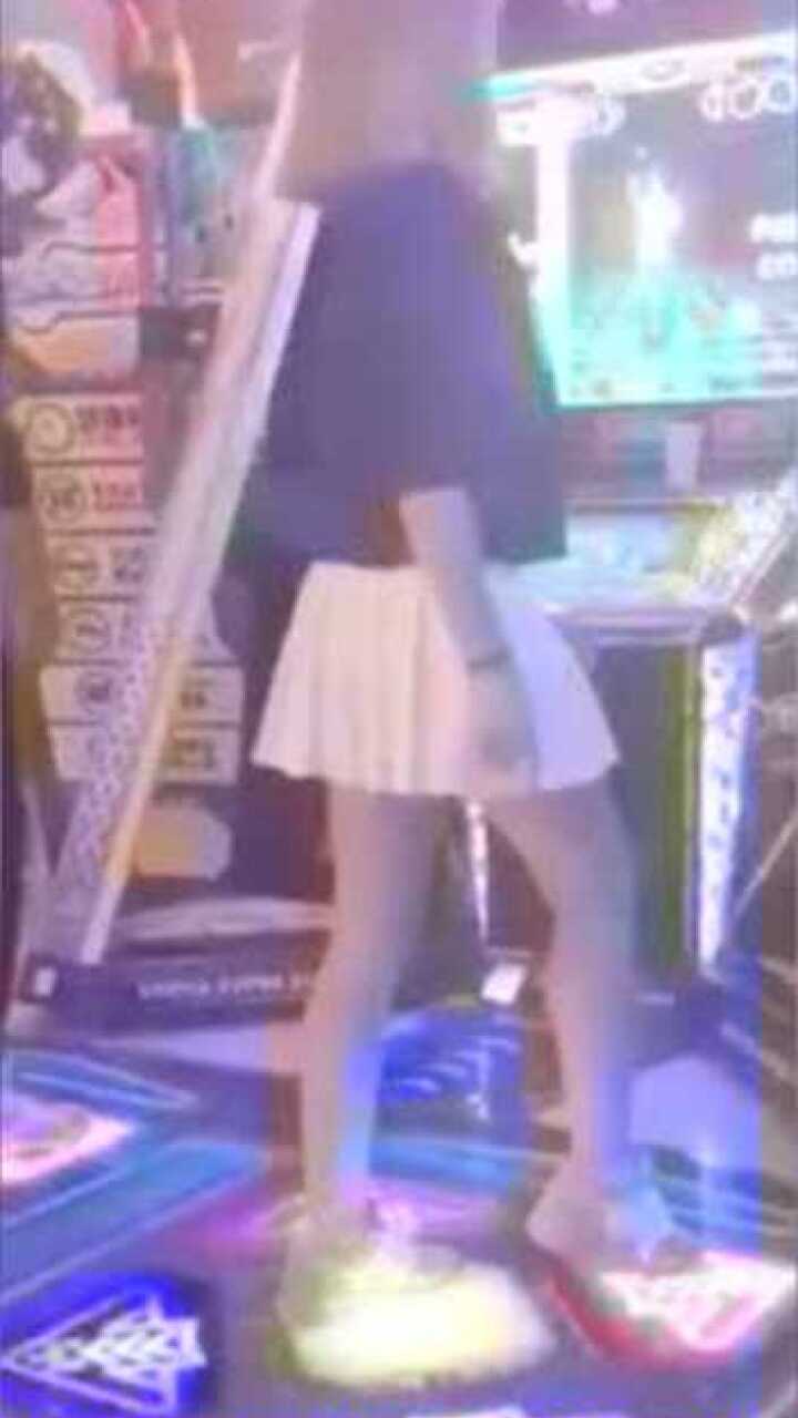 美女穿超短百褶裙玩跳舞机不仅颜值高身材更好！_高清